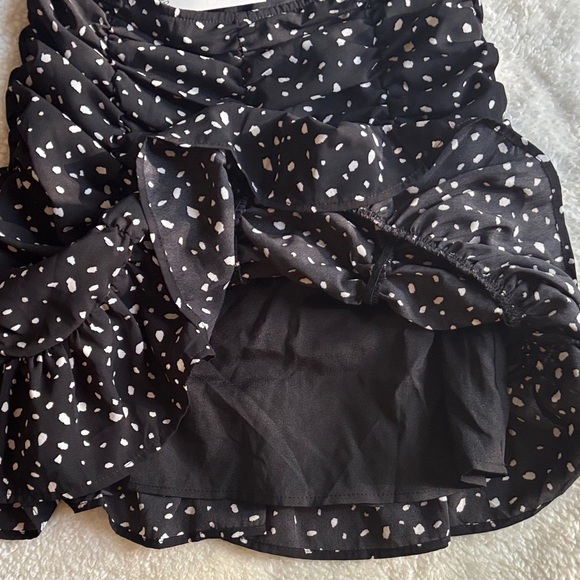 Main Strip Black and White Ruched Mini Skirt - Picture 3 of 6